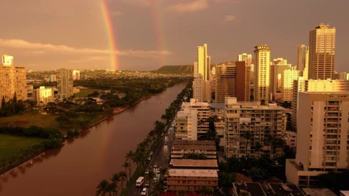 檀香山的城市，日落时天空中有彩虹。美国夏威夷