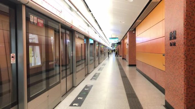 香港启德地铁站列车车门关闭