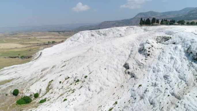 棉花堡梯田或 “棉花城堡”。明亮的白色钙悬崖。土耳其。