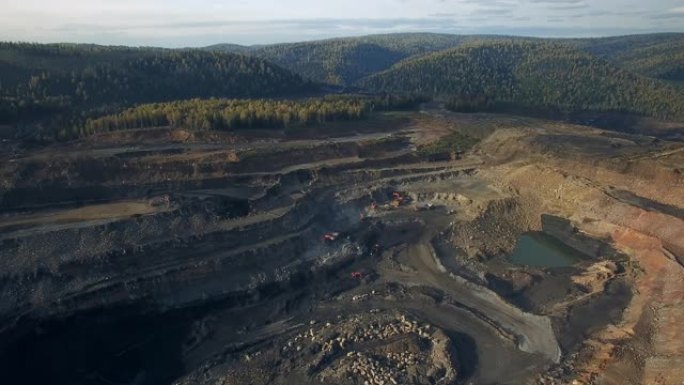 夏季空中采煤全景卡车、直升机、装载、