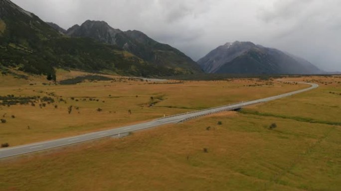 令人惊叹的风景多风的道路，有山和冰川湖，鸟瞰图。新西兰80号库克山国道。