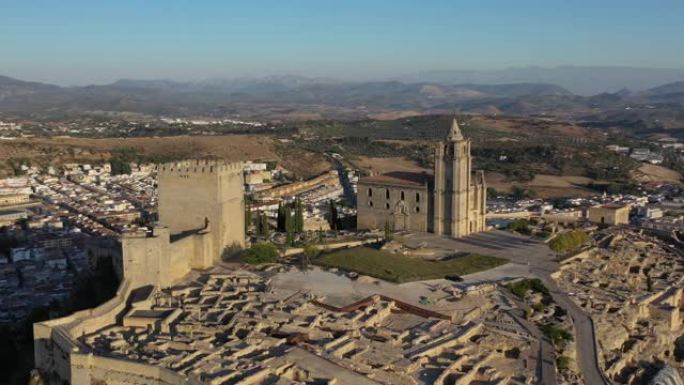 阿尔卡拉雷亚尔镇附近的古老堡垒德拉莫塔的鸟瞰图
