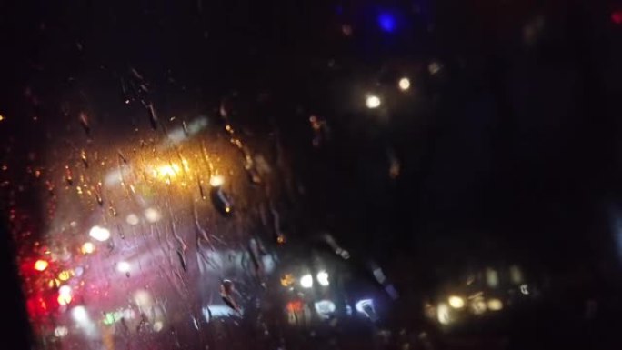 雨中的汽车交通在城市的道路上。