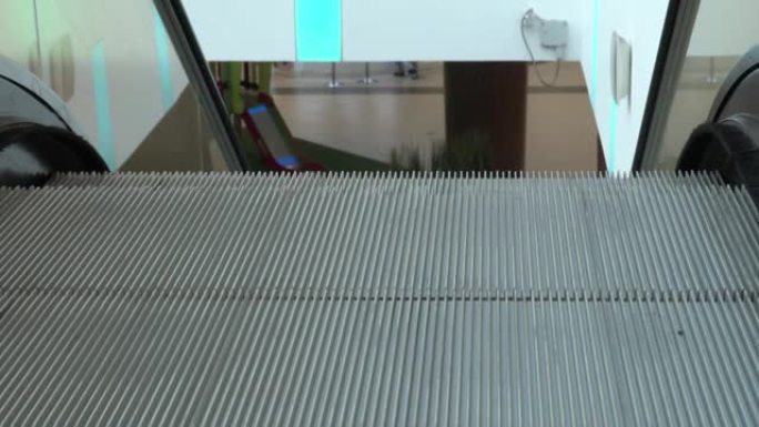 机场或购物中心的自动扶梯无人驾驶