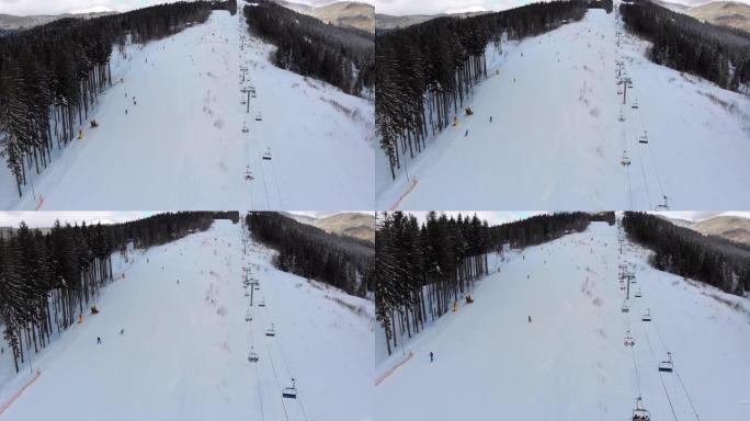 冬季滑雪场上滑雪者和滑雪缆车的滑雪场鸟瞰图