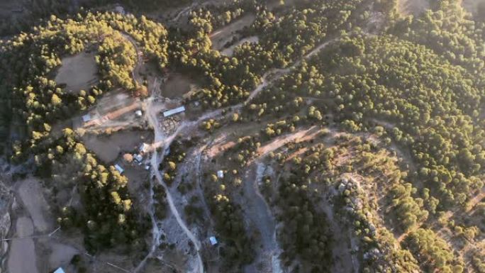 夏季，墨西哥奇瓦瓦州Cieneguita崎rug的景观和村庄的鸟瞰图，靠近塞拉马德雷山脉引人注目的铜