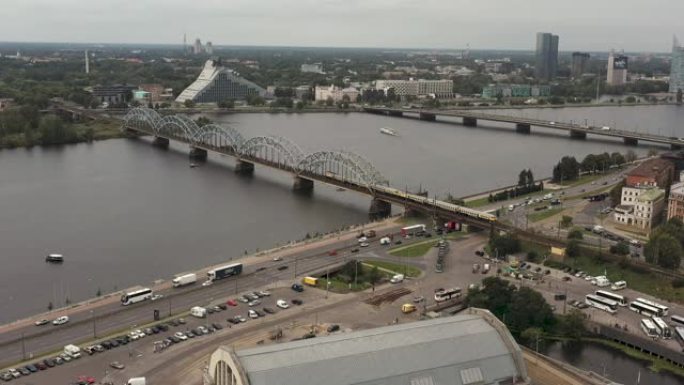拉脱维亚里加-2019年5月: 在道加瓦河附近俯瞰桥梁的里加中央市场的空中全景。