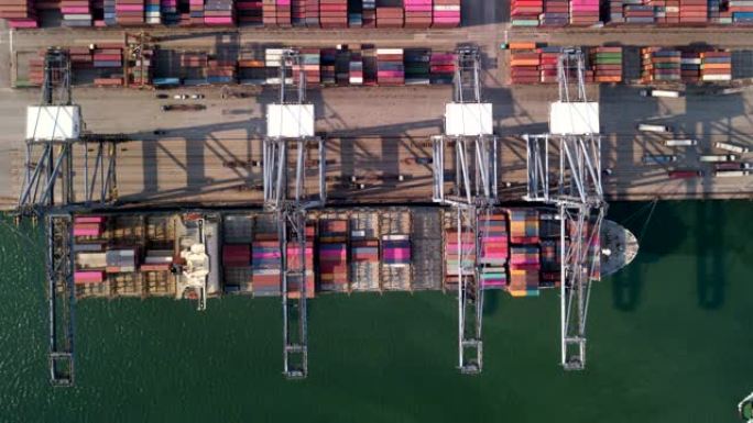4k延时航拍商业港口进出口货物和港口数千个集装箱
