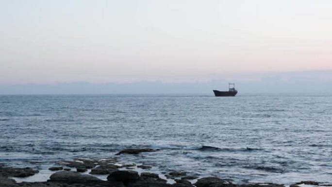 老生锈的船搁浅在海上。海景的美丽景色。旧船搁浅的大海。雨天美丽的海景。停泊在岩石海岸附近的大船。