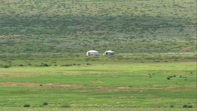 中亚草原上的蒙古包