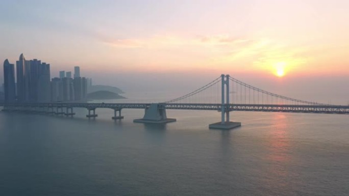 韩国釜山市和釜山广安的美丽空中景观在早晨和太阳升起。