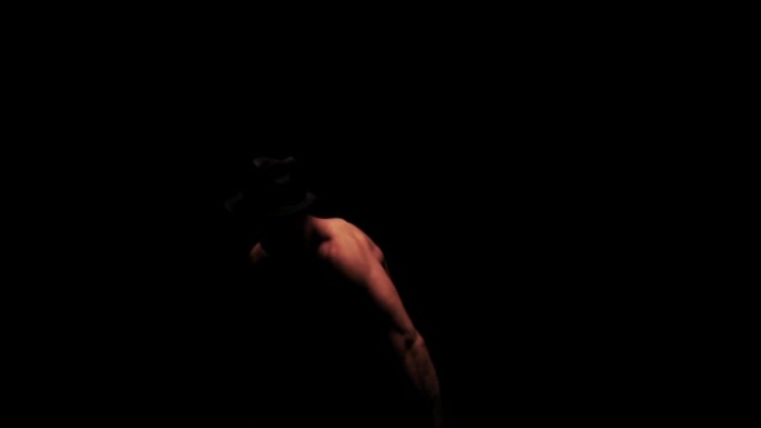 一个人在黑暗中跳舞的剪影