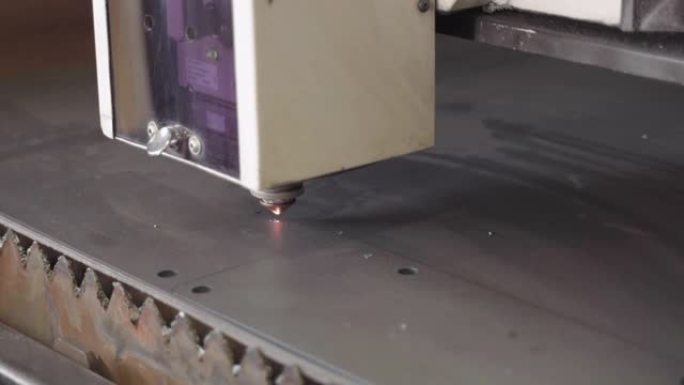 工业机器人在生产线上。在金属工业中经营激光生产线机器。