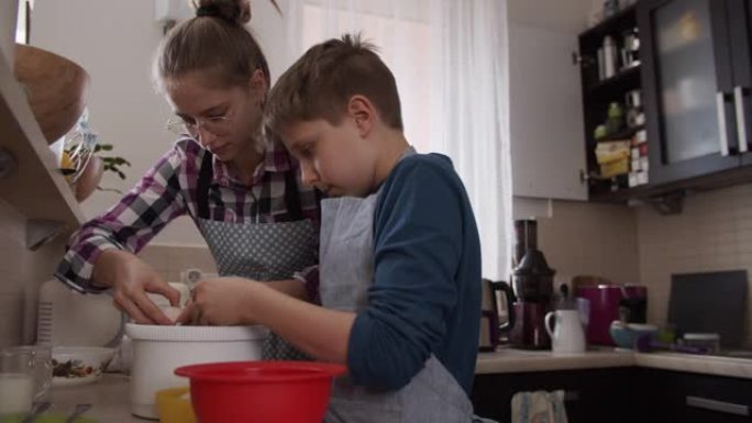 儿童制作酵母蛋糕跟着姐姐学做菜