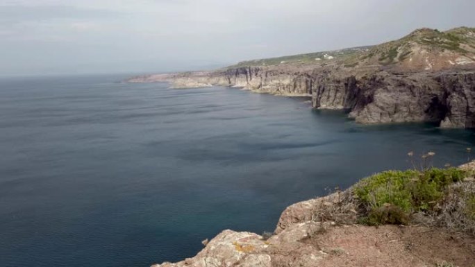 撒丁岛荒野海岸线、悬崖和峭壁以及蓝色大海的全景