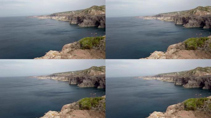 撒丁岛荒野海岸线、悬崖和峭壁以及蓝色大海的全景