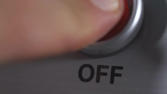 红色按钮电源关闭。手指按钮。关闭工业工厂的发动机电气设备。带有红色塑料圆形按钮的面板。工作结束。关掉