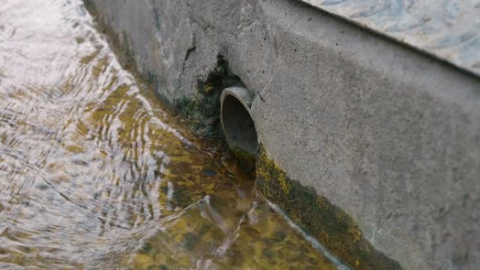 街道上的排水或污水人孔网格系统