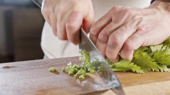 厨师刀切片芹菜叶的慢动作