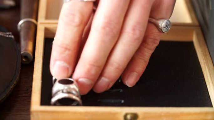 一套完美的手工戒指耳环和链条放在桌子上