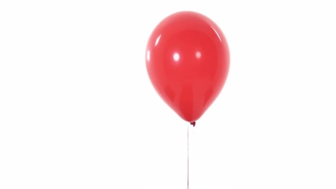 一个红色气球飞起来并从摄像机视野中消失的特写演示视频。充气气球。孤立，在白色背景上