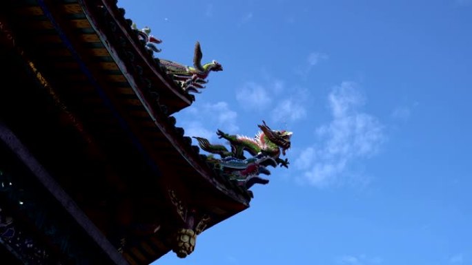 龙像的剪影。庙宇的屋顶。亚洲的龙石雕和古典建筑。主题在左边。