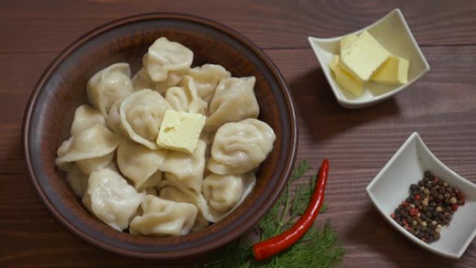 盘子上热腾腾的新鲜饺子的特写