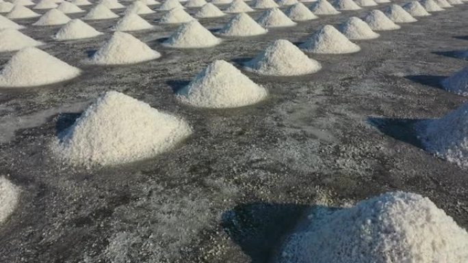 盐场携带盐的盐农工人的鸟瞰图。
