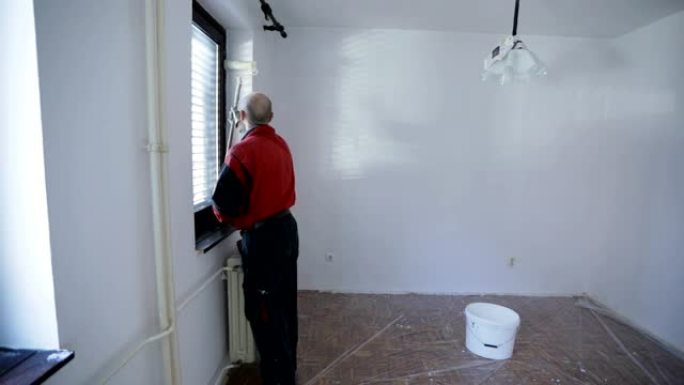 家居装修，男人粉刷墙壁