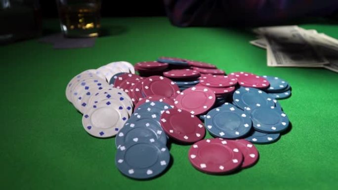 赌场绿桌上的游戏筹码
