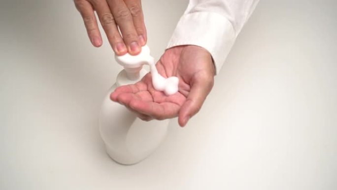洗手液肥皂泡沫清洁手部卫生预防电晕病毒爆发。男人使用一瓶抗菌消毒剂肥皂。新型冠状病毒肺炎