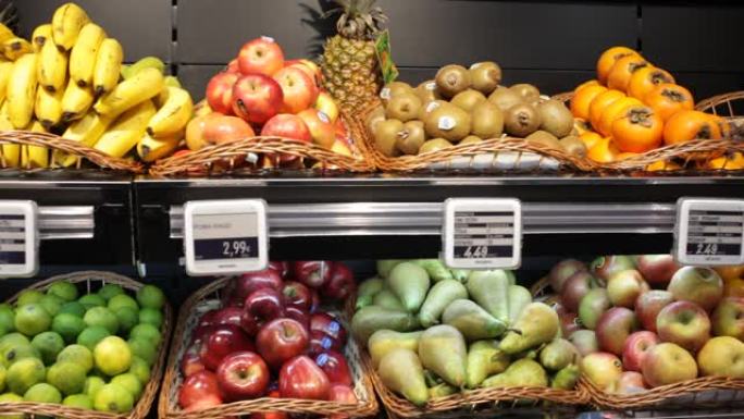 超市货架上的新鲜水果