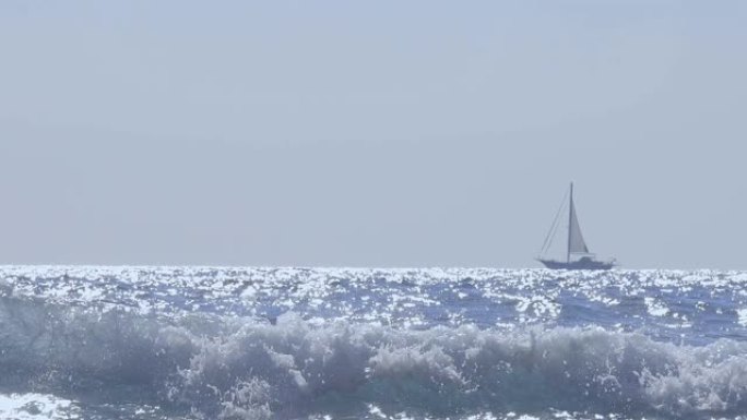帆船在西班牙布拉瓦海岸的地中海中游泳。底视图镜头