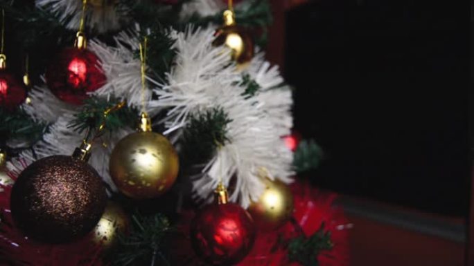 用旋转的金球装饰圣诞树。模糊