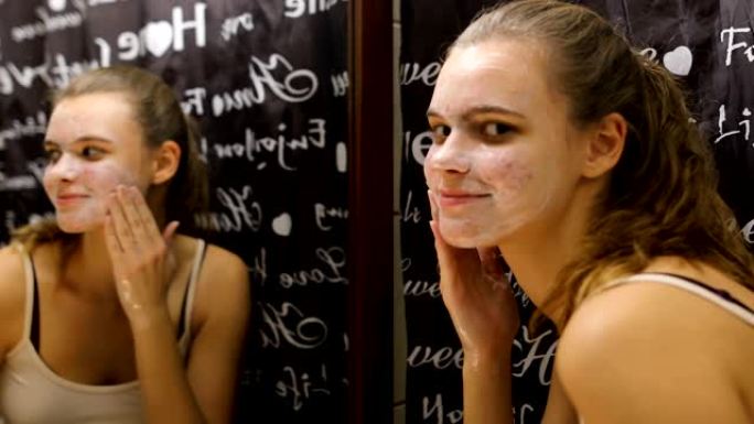 十几岁的女孩在浴室用肥皂擦脸