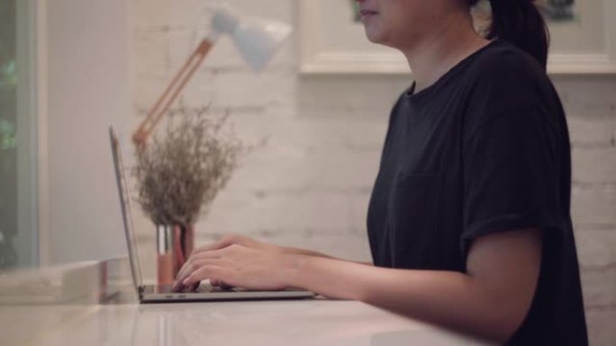 自由职业者在咖啡馆使用笔记本电脑，下午放松空闲时间股票视频