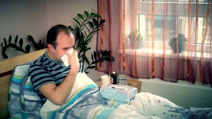 生病的人躺在家里的床上擦鼻涕。季节过敏加重