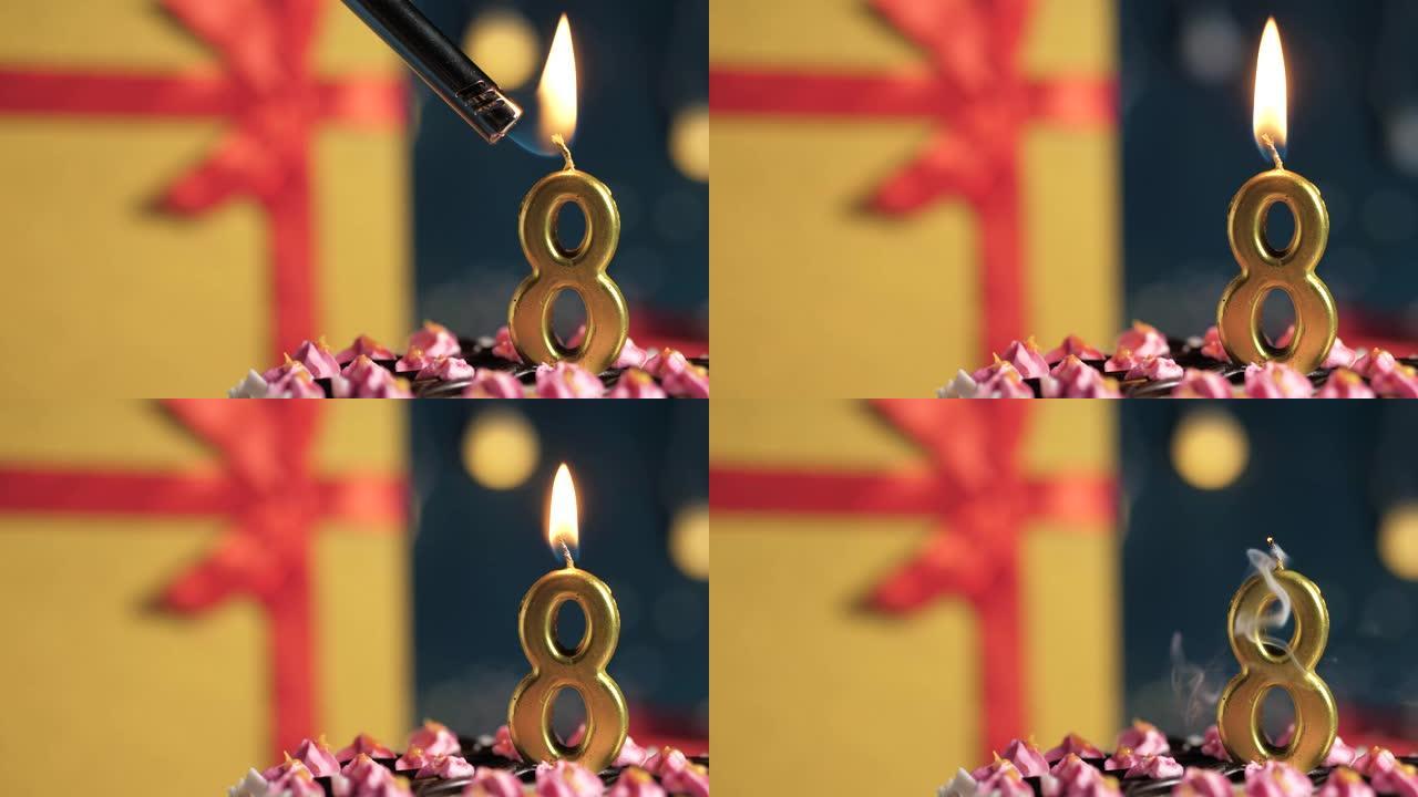 生日蛋糕8号点火器燃烧的金色蜡烛，蓝色背景礼物黄色盒子用红丝带绑起来。特写和慢动作