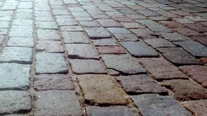 古老的鹅卵石街道，矩形各种颜色的花岗岩砖的特写