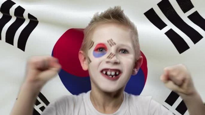 韩国国旗背景上的快乐粉丝。有着民族色彩的脸的快乐男孩。