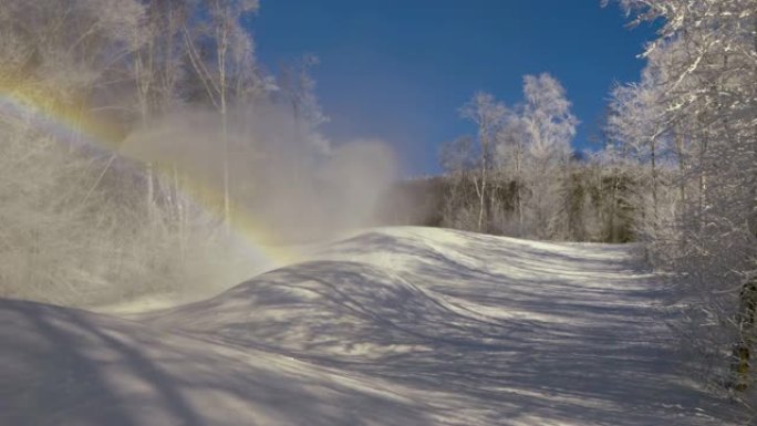 造雪系统。雪炮喷水造雪。