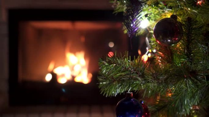 惊人的圣诞树闪烁七彩灯花环在壁炉附近燃烧着火炉