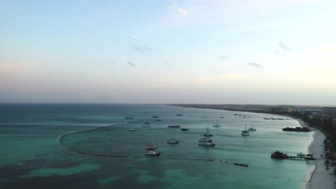 空中观景海滩阿鲁巴，船只，加勒比海和大西洋之间的热带珊瑚礁岛