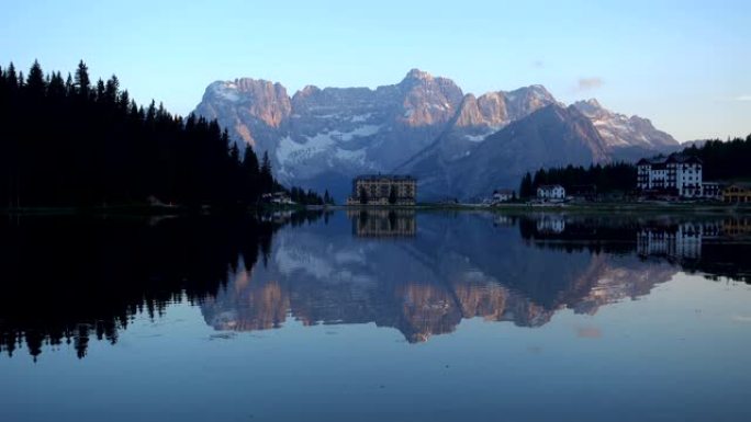 意大利米苏里纳多洛米特阿尔卑斯山湖景观