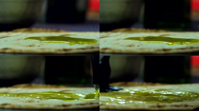 厨师在披萨面团上倒橄榄油