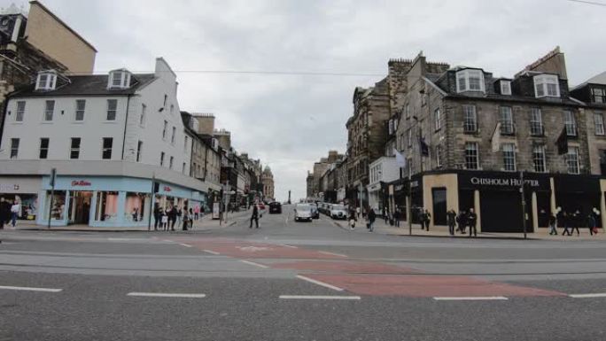 在苏格兰爱丁堡市中心拥挤的游客行人的时间流逝