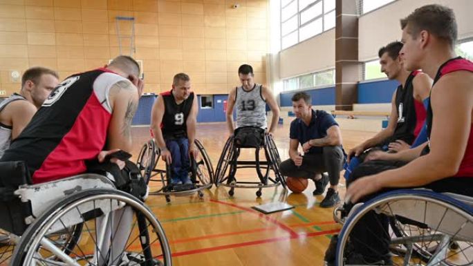 轮椅篮球队在健身房与教练会面