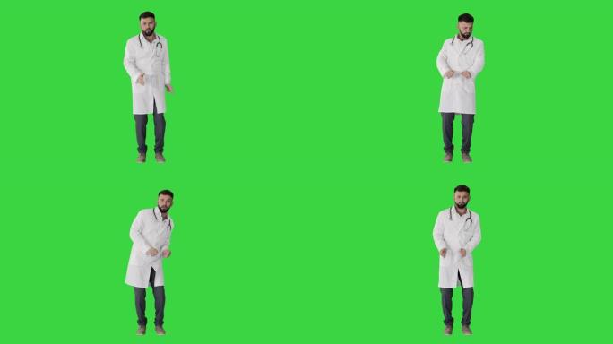 跳舞的医生在绿色屏幕上做一些动作，色键