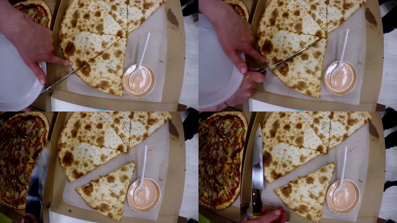 用刀将比萨饼切成一块，放入塑料盘中。万向节顶拍