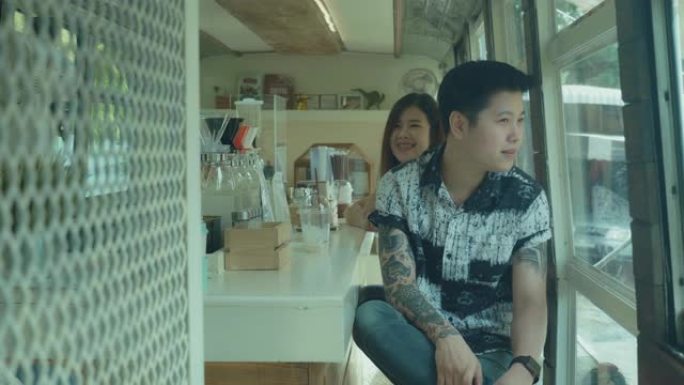 东南亚年轻夫妇在巴士咖啡厅放松